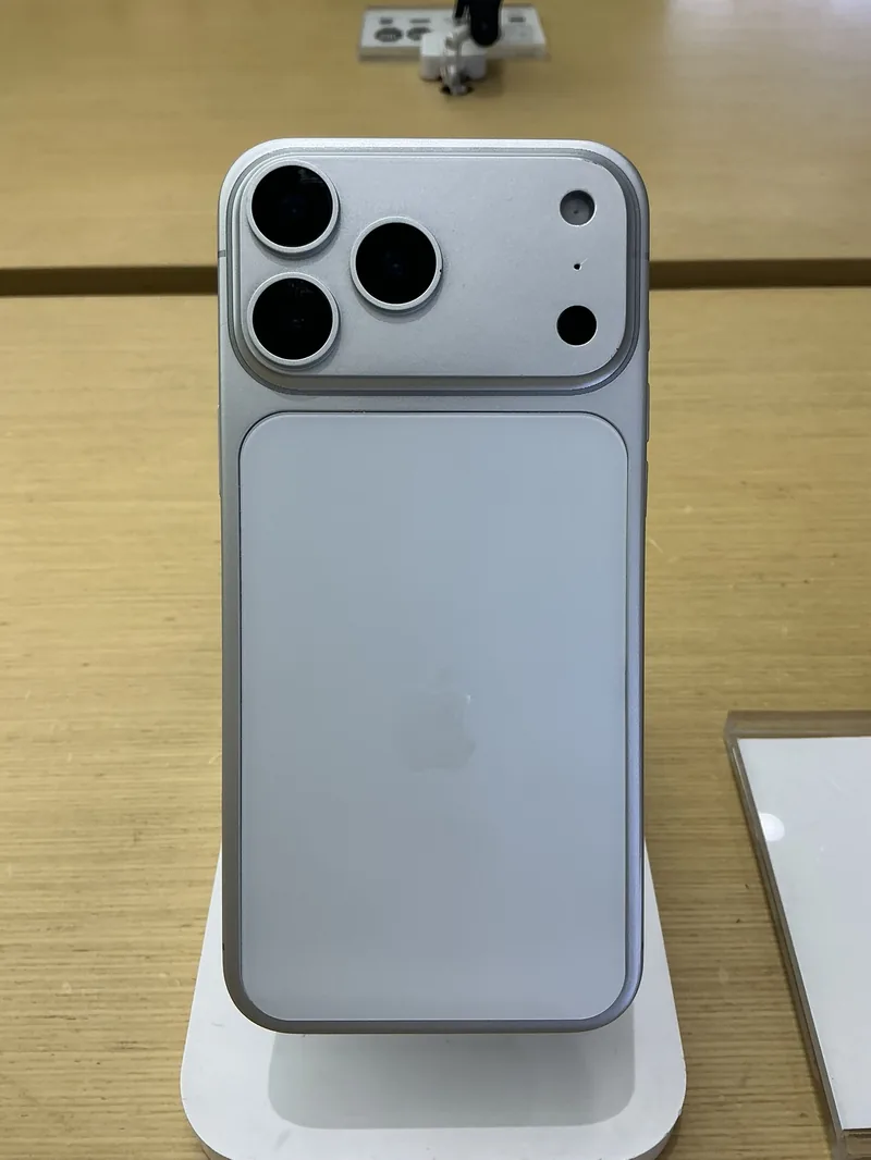 Apple phones in UAE