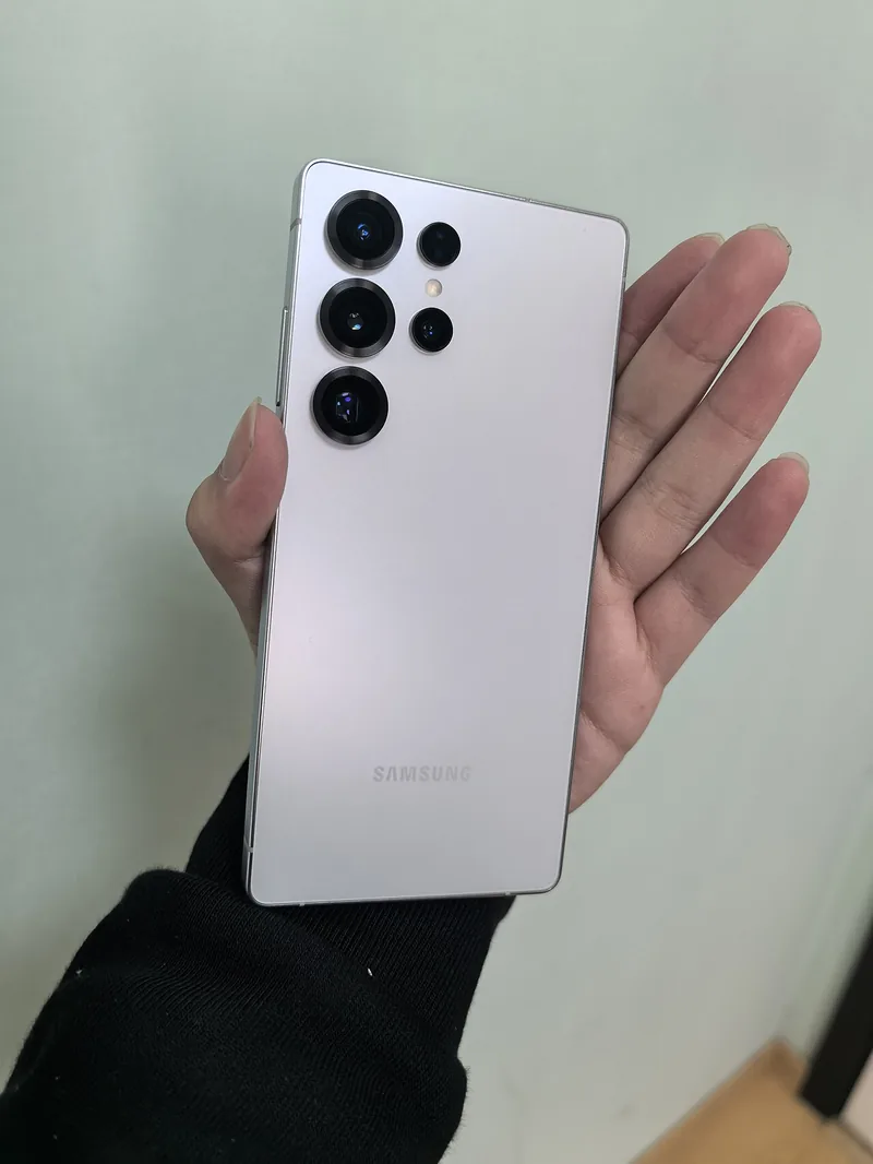 Samsung phones in UAE